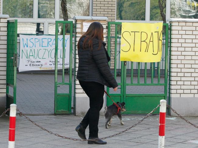 Poľskí učitelia sa opäť nedohodli s vládou a v štrajku za vyššie mzdy pokračujú