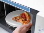 Najlepší spôsob, ako prihriať vychladnutú pizzu. Mikrovlnku z toho vynechajte!