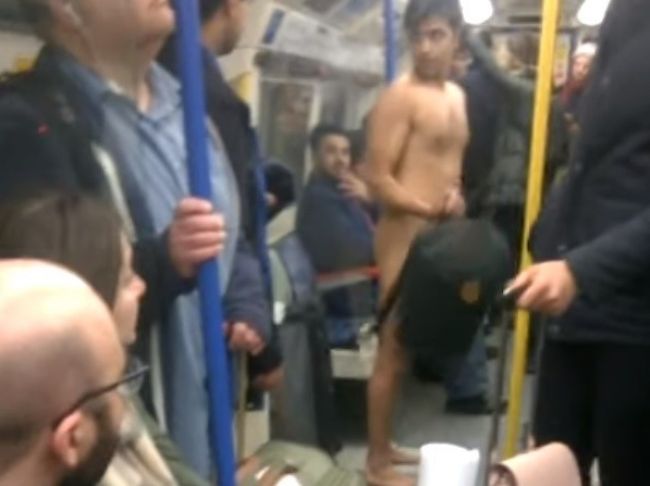 Video: Netradičná rozcvička v metre: Pasažier si zacvičil celkom nahý