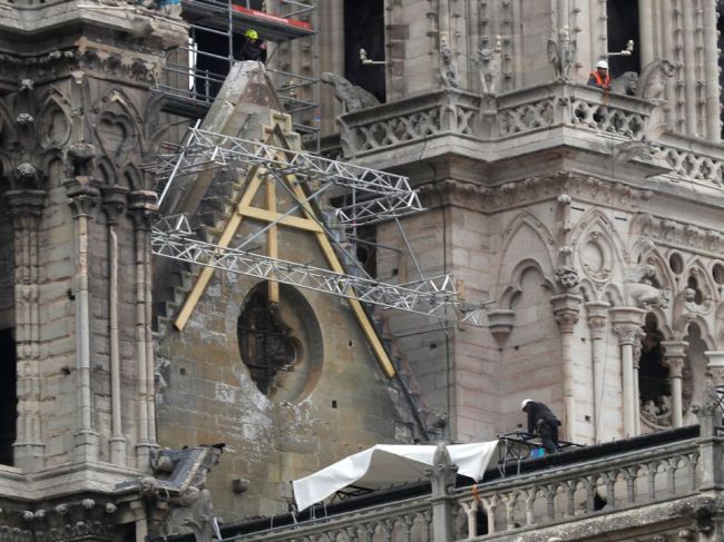 Na katedrálu Notre-Dame dajú kvôli dažďu ochranné plachty