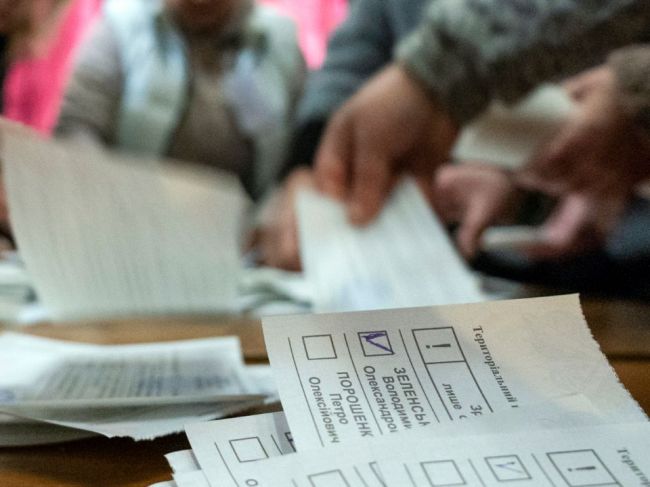 Na Ukrajine už zrátali už všetky hlasy, Zelenskyj dostal 73,22 percenta