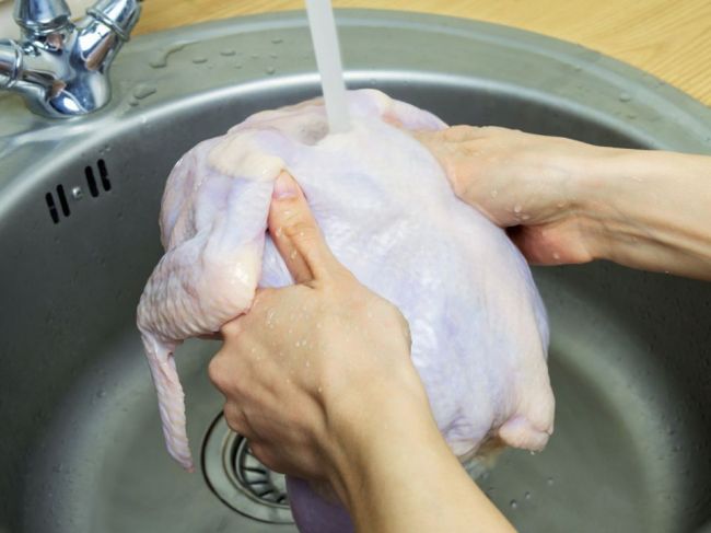 Prečo nie je dobrý nápad umývať surové kuracie mäso?