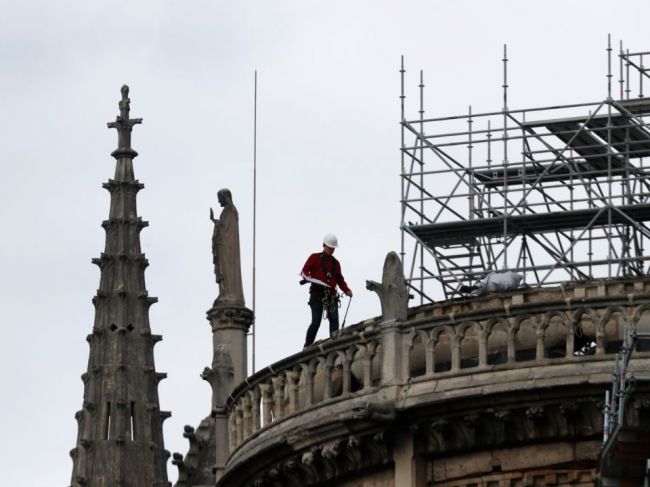 Niektorí robotníci na Notre-Dame porušovali zákaz fajčenia