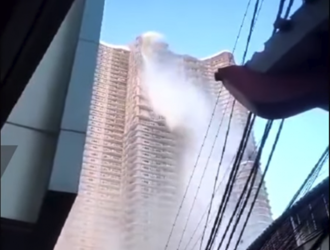 Video: Zo strechy mrakodrapu sa valila voda do ulíc