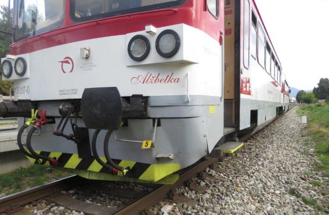 Vlak v Bratislave zrazil dve osoby