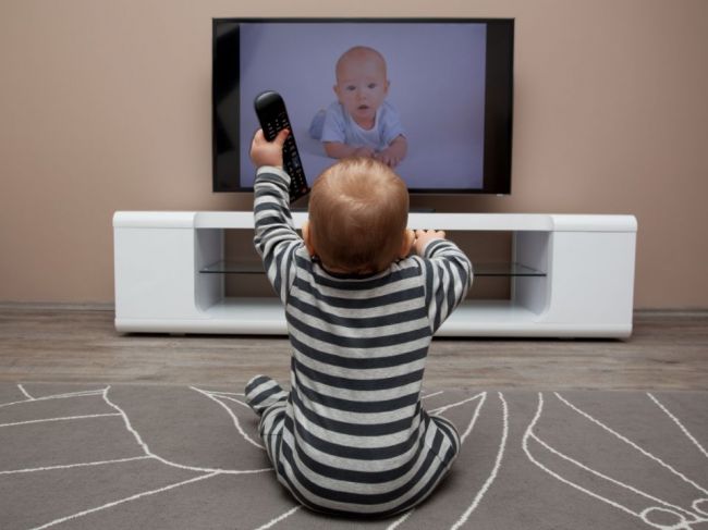 WHO: Deti do dvoch rokov by vôbec nemali sledovať televíziu či internet