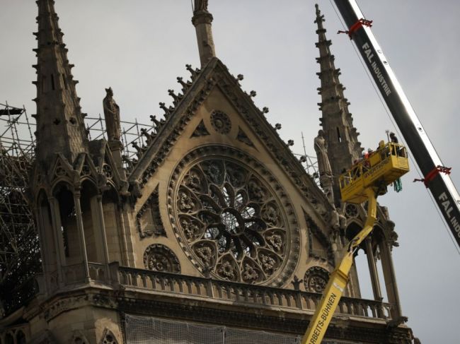 Polícia začala vyšetrovať príčinu vzniku požiaru v Notre-Dame