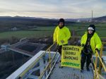 Aktivisti Greenpeace, ktorí vyliezli na ťažobnú vežu, podľa polície nespáchali trestný čin