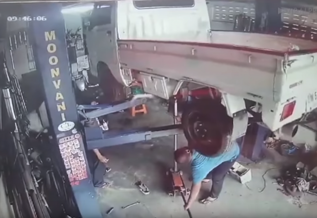 Video: Takto sa auto opravovať nemá. Mechanici spôsobili katastrofu