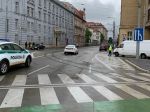 V Bratislave zrazili dve autá chodkyňu mimo priechodu, mala v ušiach slúchadlá 