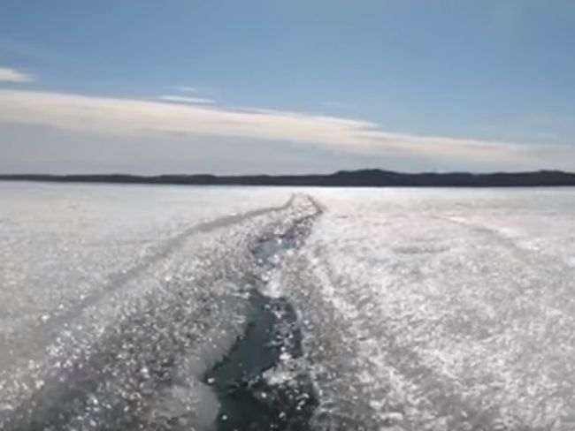 Video: Takáto nádhera sa skrýva pod povrchom zamrznutej rieky