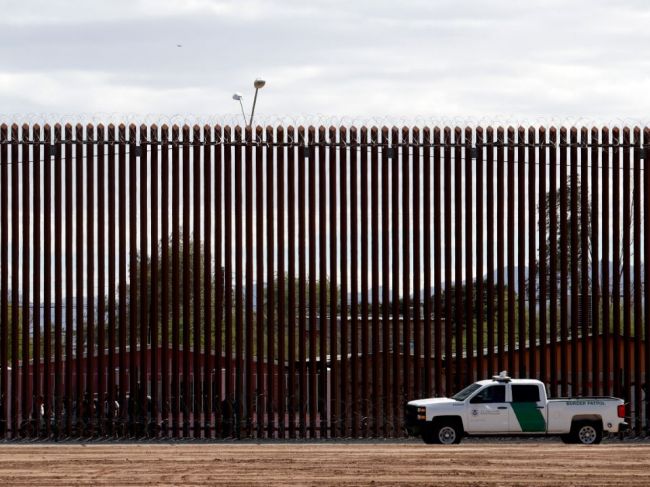 USA budú na hraniciach s Mexikom podrobovať migrantov testom DNA