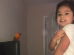Video: Strýko zistil, že jeho neter má superchopnosť. Sledujte, čo dokáže s papagájom