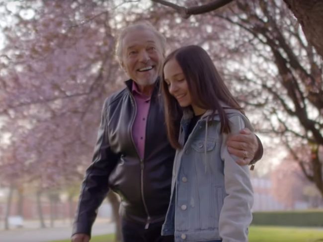 Video: Karel Gott so svojou dcérou naspieval duet, ktorý chytí za srdce