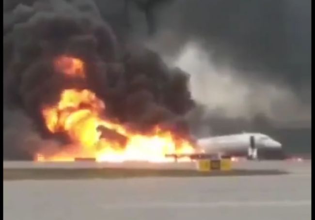VIDEO: Pri tvrdom pristátí lietadla zahynulo 13 ľudí