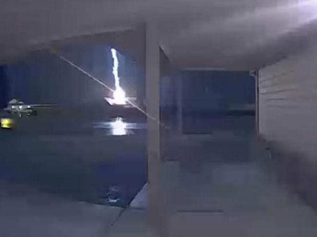 Video: bezpečnostná kamera zaznamenala, ako do domu udrel blesk