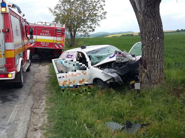Pri nehode neďaleko Vrbového zasahoval vrtuľník