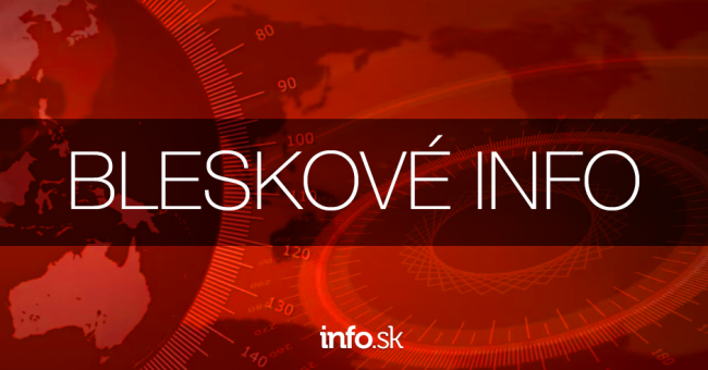 Po vážnej dopravnej nehode ostalo auto prevrátené na streche, na miesto letí vrtuľník