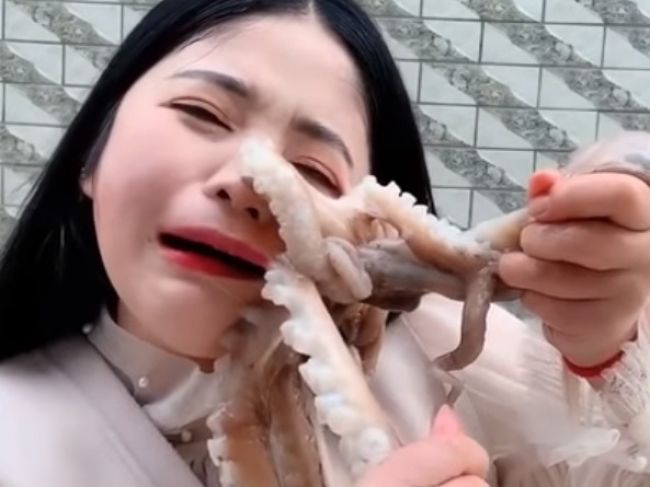 Video: Žena chcela zaživa zjesť chobotnicu. Zviera sa odplatilo útokom