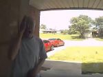 Video: Muža pri otváraní dverí vyľakal had, zahryzol sa mu priamo do oka