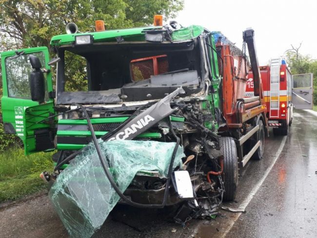 Pri nehode dvoch kamiónov zasahoval vrtuľník, cesta je uzavretá