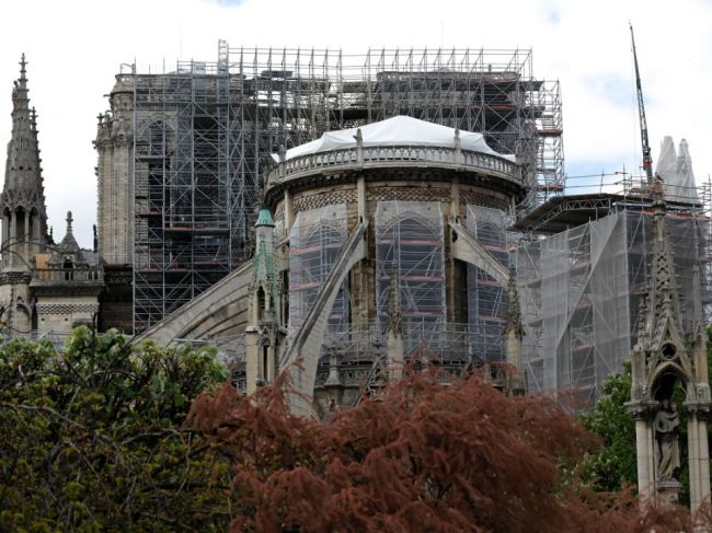 V okolí katedrály Notre-Dame sa stále nachádza veľké množstvo olova