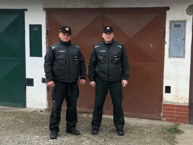 Z horiacej garáže sa vďaka policajtom podarilo zachrániť dvoch chlapcov