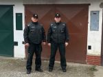 Z horiacej garáže sa vďaka policajtom podarilo zachrániť dvoch chlapcov