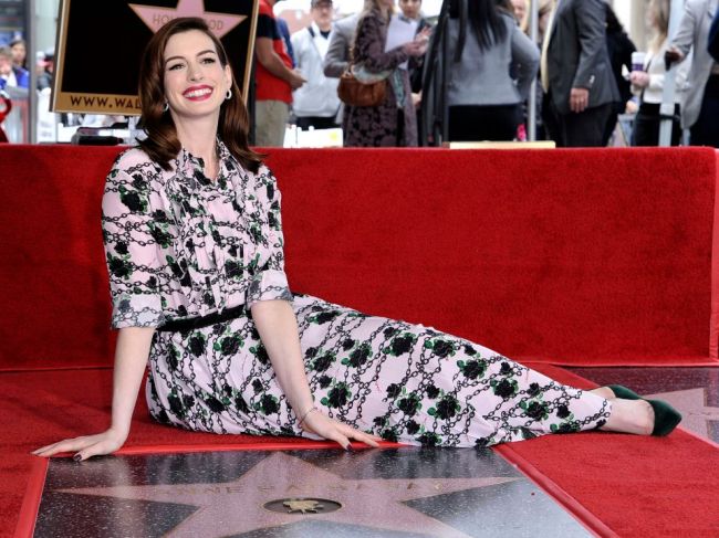 Anne Hathawayová má hviezdu na Hollywoodskom chodníku slávy
