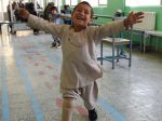 Video: Chlapec sa naučil tancovať s protézou. Tieto zábery obleteli svet