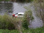 Auto sa zrútilo do Váhu, zasahovali tri posádky záchranárov