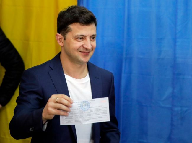 Zelenskyj dostal pokutu za to, že pri voľbách ukázal označený lístok
