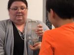 Video: Voda z tohto pohára nevytečie, ani keď ho prevrátite. Ako je to možné?