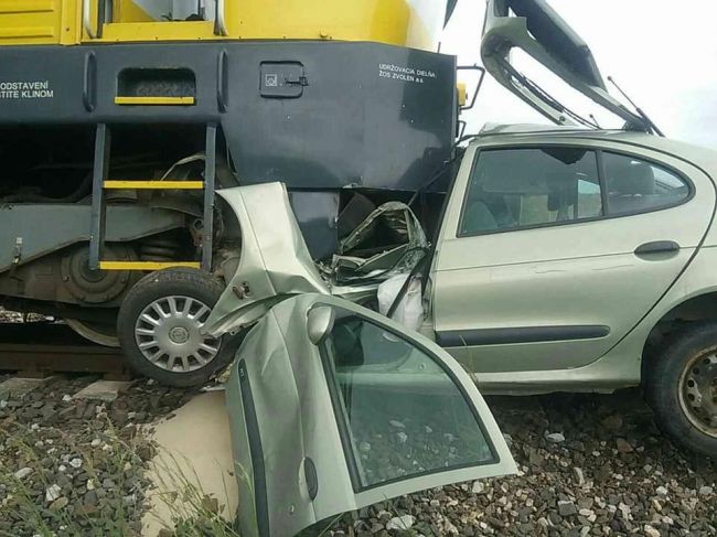 Hasiči zasahujú pri zrážke vlaku a osobného auta