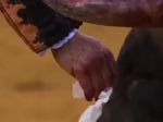 Video: Bezcitný matador býkovi utieral krvavé slzy len chvíľu predtým, ako ho zabil