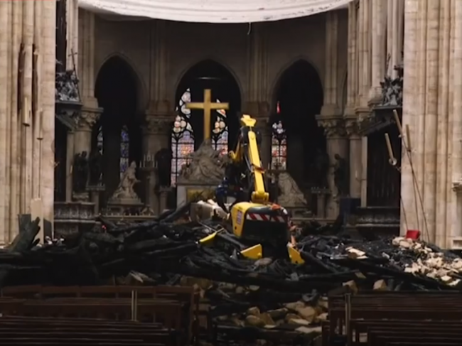 Video: Skaza v Notre-Dame. Takto vyzerá vnútrajšok katedrály po požiari