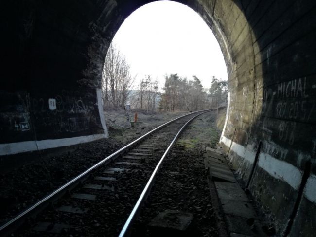 Osobný vlak zrazil človeka, lekár skonštatoval smrť