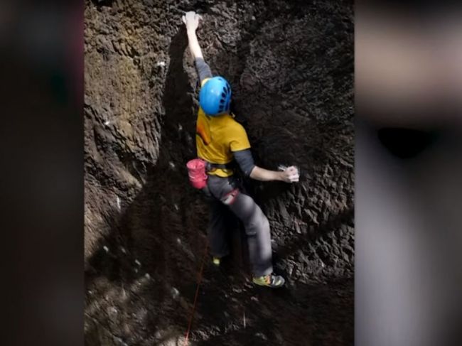 Video: Horolezec sa neudržal na skalnej stene. Dramatický pád zachytila kamera