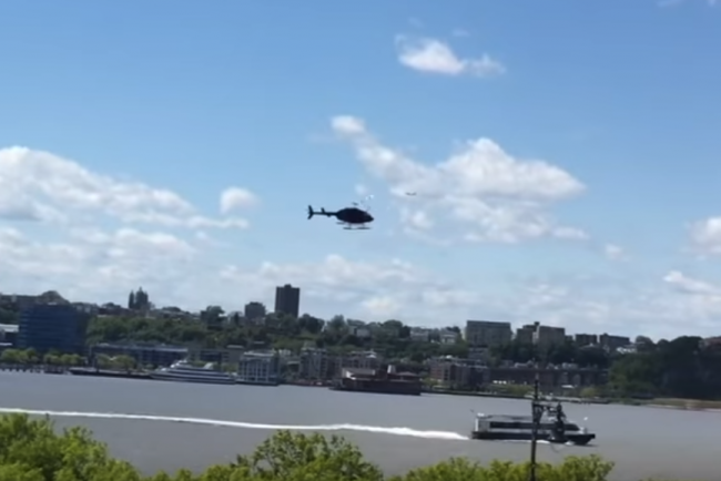 Video: Pilot sa zrútil s helikoptérou do rieky