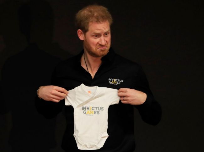 Princ Harry dostal odškodné za narušenie súkromia