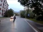 Video: Nezodpovedná cyklistka v Nitre takmer skončila pod kolesami auta