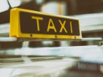 Počas policajnej kontroly prišli dvaja taxikári o vodičský preukaz