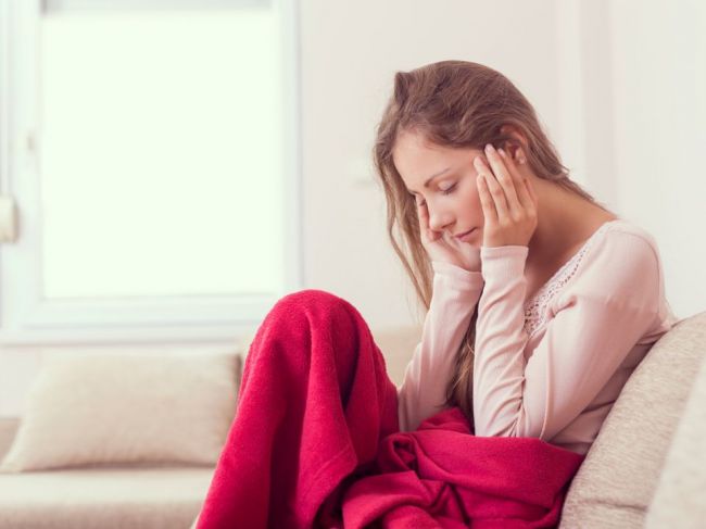 Bolesť hlavy počas menštruácie – prečo vzniká a ako ju odlíšiť od bežnej migrény?