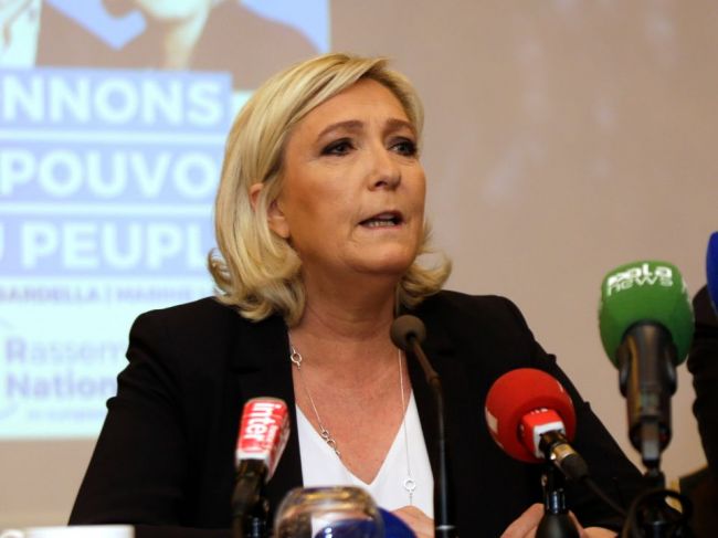 Le Penová popiera spojenectvo s Bannonom v kampani pred eurovoľbami