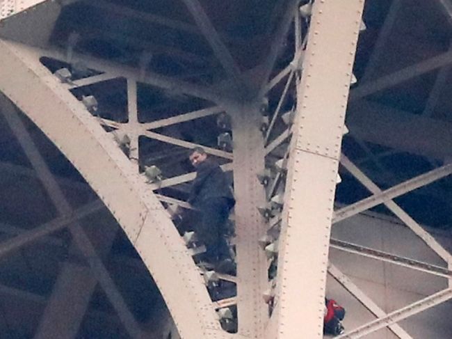 Lezec z Eiffelovej veže sa vzdal a je v rukách polície a hasičov