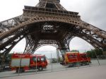 Muž, ktorý liezol na Eiffelovu vežu, je údajne ruskej národnosti a žiada o azyl