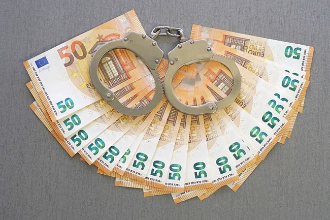 Dvoch policajtov, ktorí si vypýtali 10-tisíc eur, obvinili z prijímania úplatku