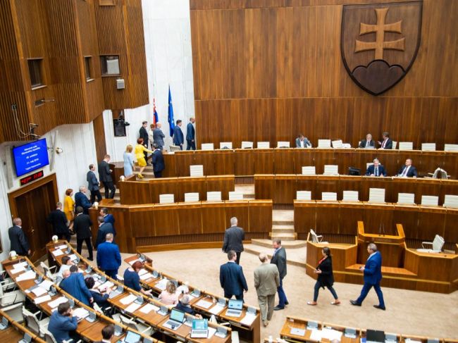 Poslanci zvolili troch kandidátov na sudcov Ústavného súdu SR