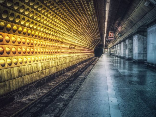 Pre výpadok elektriny uviazlo v moskovskom metre na niekoľko hodín tisíc pasažierov