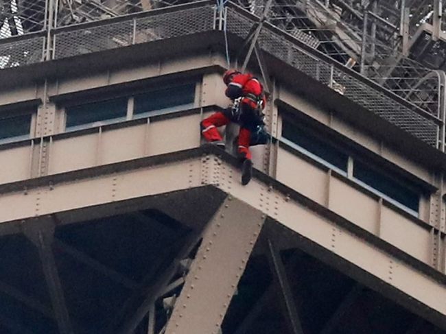 Muž, ktorý chcel skočiť z Eiffelovej veže, sa podrobí vyšetreniu na psychiatrii